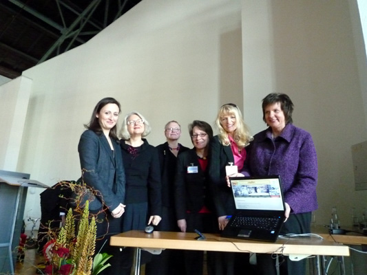 Asli Sevindim bei der Eröffnung des Portals FRAUEN.ruhr.GESCHICHTE. v.l.n.r. Asli Sevindim (RUHR.2010), Milena Karabaic (LVR), Uta C. Schmidt (FRG), Dagmar Kift (LWL), Barbara Rüschoff-Thale (LWL), Regina van Dinther (Präsidentin des Landtages NRW).