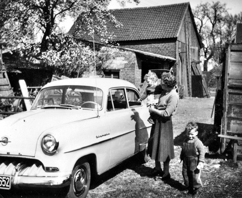 Charlotte Schneider mit ihren Kindern auf Wochendbesuch in Witten, Mitte der 50er Jahre