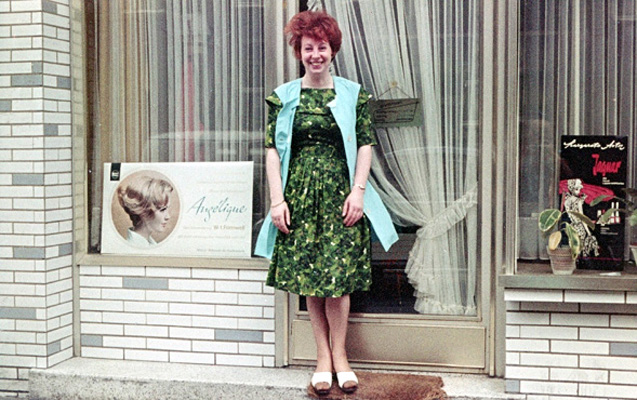 Frau Hopp vor ihrem neuen Salon in Dortmund, 1964