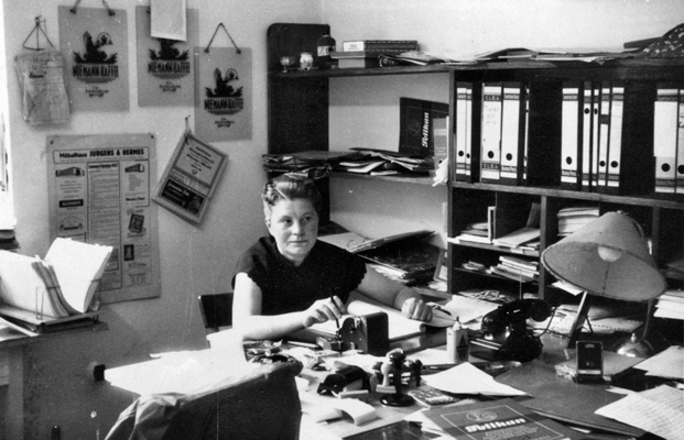 Charlotte Schneider 1954 bei der Geschäftsführung im Büro von Niemanns Kaffeerösterei in Rheine, Foto: privat