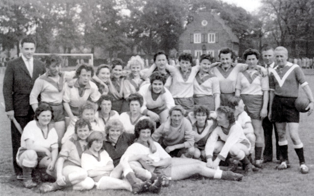 Gruppenbild mit Essener und Dortmunder Fußballspielerinnen, 1957; in: Hoffmann, Eduard/ Nendza, Jürgen, Verlacht, verboten und gefeiert. Zur Geschichte des Frauenfußballs in Deutschland, Weilerswist 2005, S. 41.