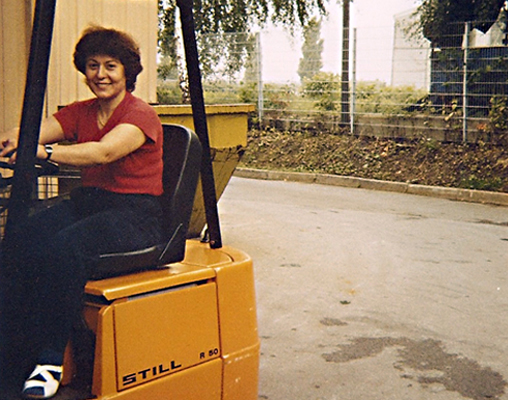 Frau Durmaz an ihrem Arbeitsplatz in Wattenscheid, 1988