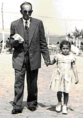 Frau Durmaz als siebenjähriges Mädchen mit ihrem Vater