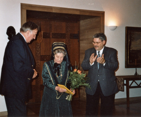 Charlotte Schneider erhält die Ehrenplakette der Stadt Herbsleben, 2003