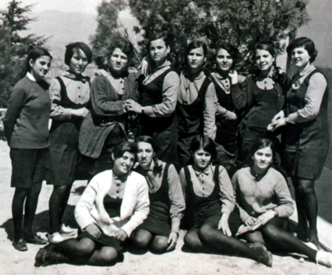 Gülisan Sevindim mit Klassenkameradinnen im Jahre 1970, Foto: privat