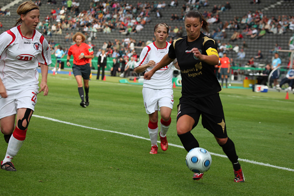 Inka Grings im siegreichen DFB-Pokalsspiel 2009 gegen Stefanie Draws vom 1. FFC Turbine Potsdam