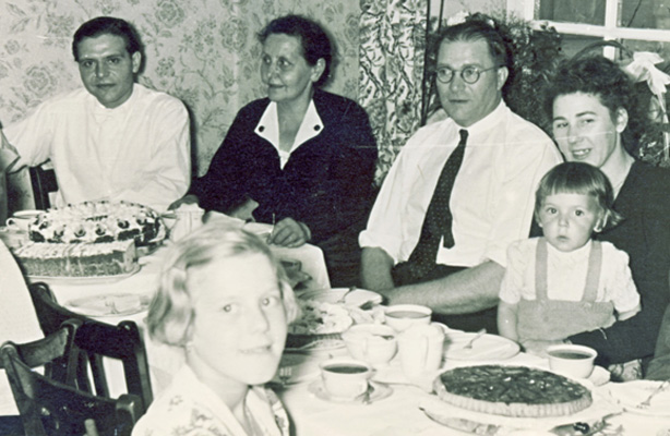 Anna und Gustav Schmidt auf der Hochzeit ihrer Tochter Amalie, 1951