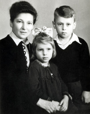 Hilde Hauck mit den Kindern Alfred und Isa