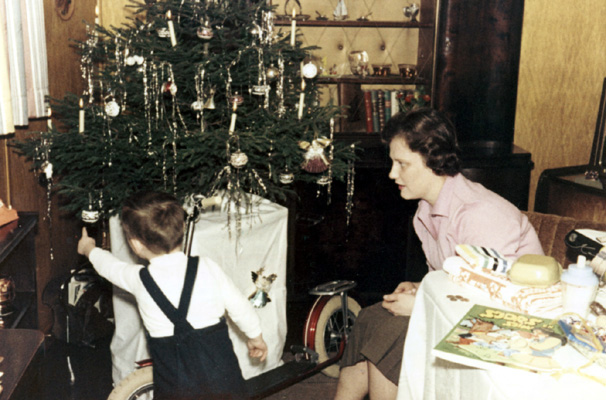 Weihnachten an Bord mit Weihnachtsbaum, echten Kerzen, Sohn und Tretroller