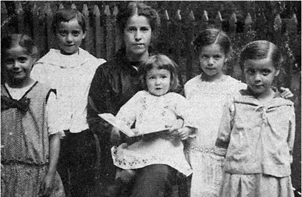 Emma Horbach etwa 1917 mit ihren Kindern Else, Karl, Heinz, Grete und Luise (v.l.n.r.) aus dem Buch: Luise Dickhut, Die Horbachs, Erinnerungen für die Zukunft, Verlag Neuer Weg.
