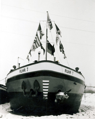 Die Ruhr 7 liegt im gefrorenen Kanal fest. Nur so ließ sich das Schiff in voller Schönheit fotografieren! Für den Schiffsführer bedeutet die Liegezeit hingegen Einnahmeverluste