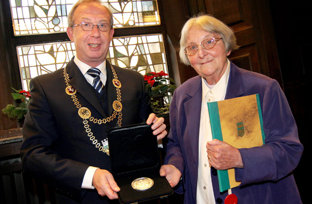 Ingeborg Roel mit Bürgermeister Wolfgang Pantförder bei der Verleihung der Stadtplakette im Dezember 2006. Foto: Recklinghäuser Zeitung, Nowaczyk. √Ç¬©Medienhaus Bauer