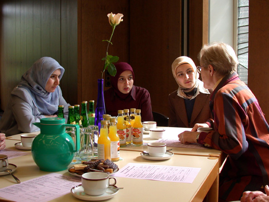 Mit einer Gruppe muslimischer Frauen im Gespräch