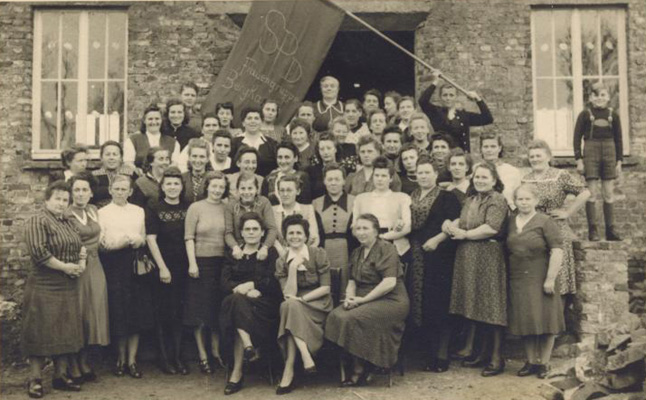 Auguste Möller, rechts vorne sitzend am Heinrich-Martin-Jugendheim, um 1950