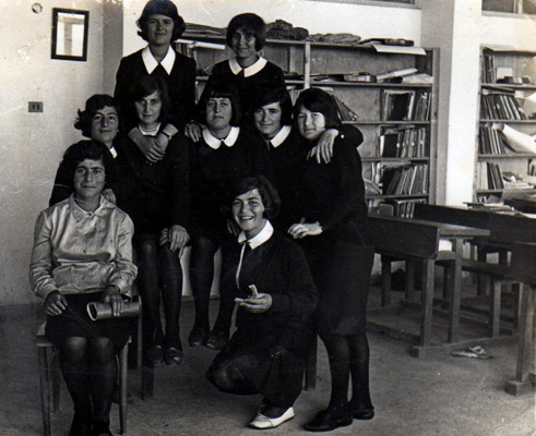 Beyhan (3.v.l., u.) auf der Lehrerausbildungsschule  in Trabzon, 1967. 