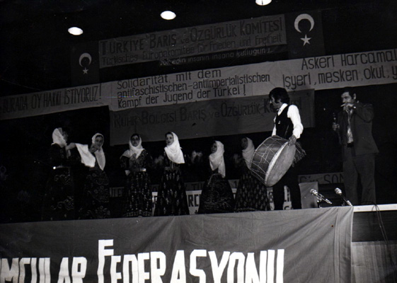 Beyhan (2. v.l.) und der Türkische Frauenverein Gelsenkirchen bei einer Veranstaltung in den 1980er Jahren.