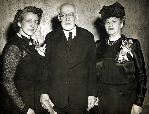 Ottilie Schoenewald (rechts) um 1950 auf einem Empfang mit Irma Tyson und Leo Baeck