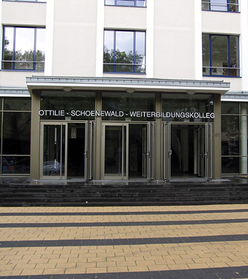 Das Eingangsportal des Ottilie-Schoenewald-Weiterbildungskollegs