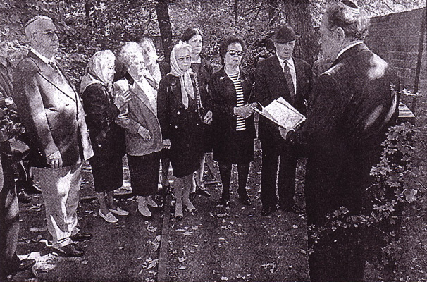 Die Zeremonie auf dem Friedhof; Quelle: Bottroper Stadtspiegel vom 8. September 1999
