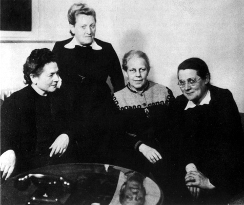 Friederike Nadig, Elisabeth Selbert, Helene Weber und Helene Wessel im Parlamentarischen Rat