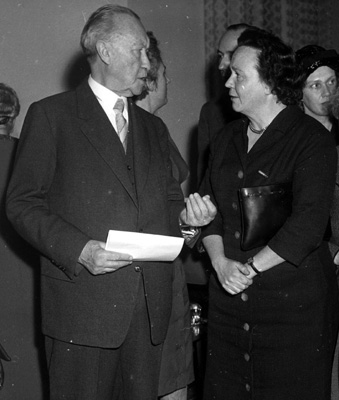 Maria Weber als Leiterin der Abteilung Frauen im DGB-Bundesvorstand bei Kanzler Adenauer, 1961