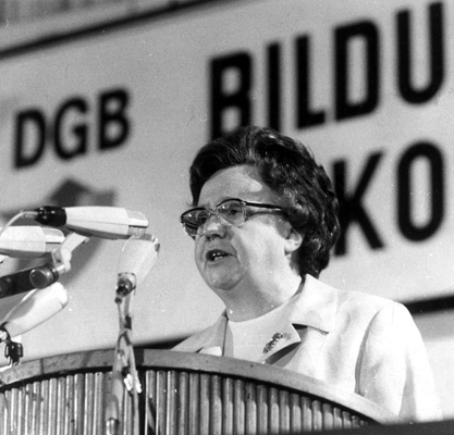 Maria Weber als Sprecherin auf einer Veranstaltung des DGB zur beruflichen Bildung, um 1970