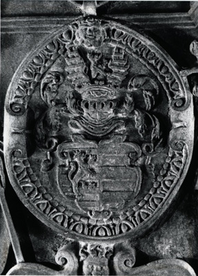 Auf dem geteilten Wappenschild ist heraldisch rechts das Wappenbild der Familie von der Horst, links ist das Wappen der Familie von Palandt mit drei Balken zu sehen; Schloss Horst 
