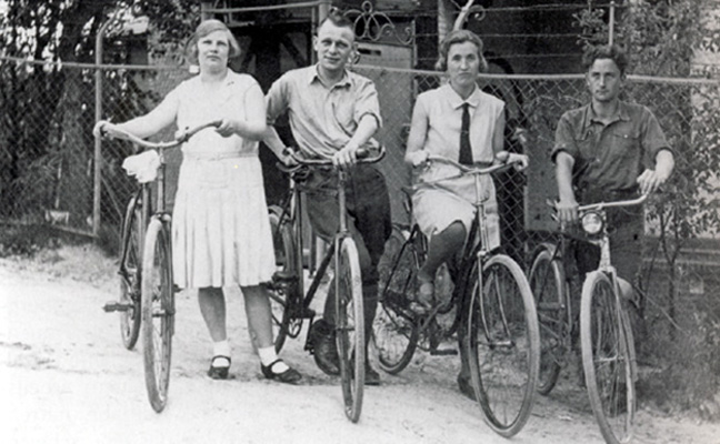 Hanna Melzer (2. v.r.) mit Parteifreunden aus Thueringen, um 1930