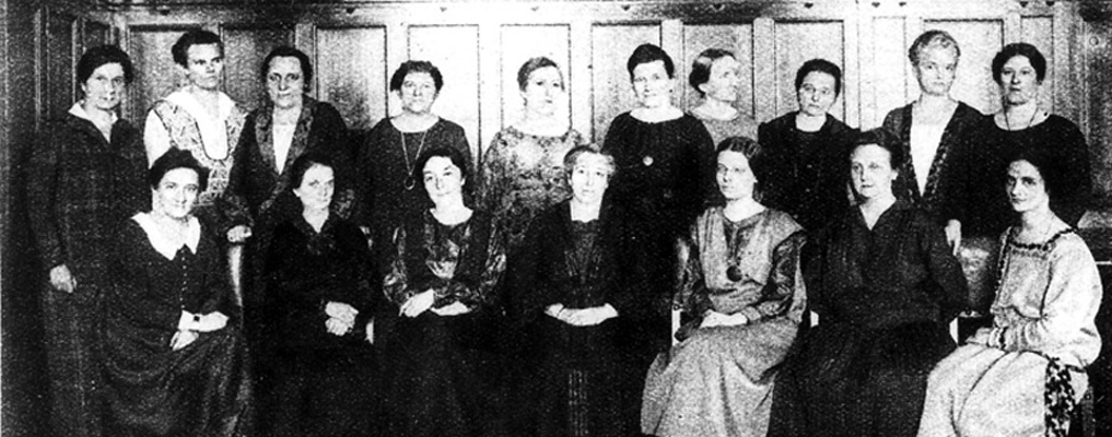 Weibliche Mitglieder der sozialdemokratischen Reichstagsfraktion 1925: Minna Schilling, Minna Martha, Marie Arning, Elise Bartels, Lore Agnes, Clara Bohm-Schuch, Maria Ansorge, Berta Schulz, Marie Juchacz, Marie-Elisabeth Lüders,