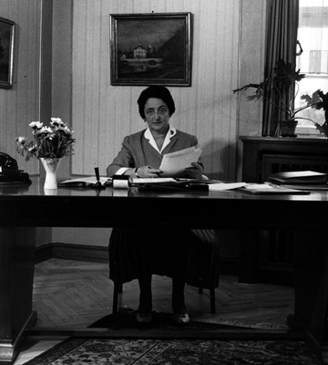 Die Oberbürgermeisterin 1957 an ihrem Schreibtisch