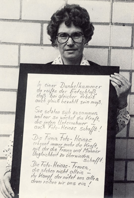 Grete Prill mit dem Song der Heinze-Frauen von Fasia Jansen; Foto aus dem Booklet der Langspielplatte WIR WOLLEN GLEICHE LÖHNE - KEINER SCHIEBT UNS WEG, 1982, [S. 17]