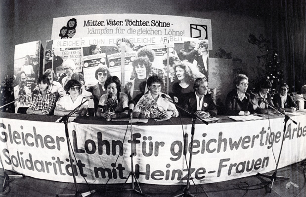 Solidaritätsveranstaltung am 6. September 1981 in Kassel; Foto aus dem Booklet der Langspielplatte WIR WOLLEN GLEICHE LÖHNE - KEINER SCHIEBT UNS WEG, 1982, [S. 45]