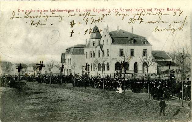Die ersten sechs Leichenwagen bei dem Begräbnis der Verunglückten auf Zeche Radbod