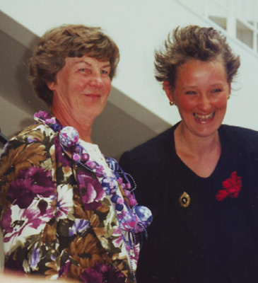Hanne Hieber überreicht Hannelore Weihert 1995 im Dortmunder Rathaus den 1. Frauenpreis