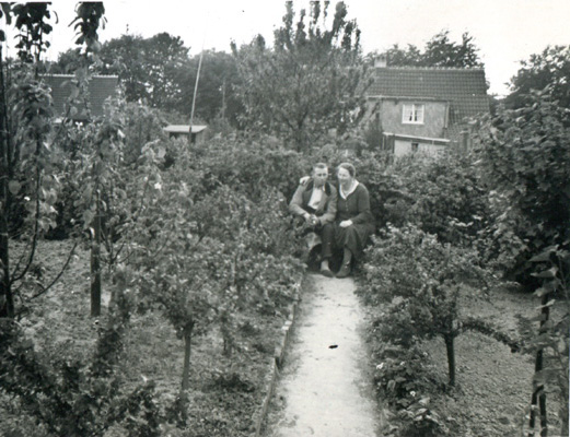 Willy und Charlotte Zinke im Garten