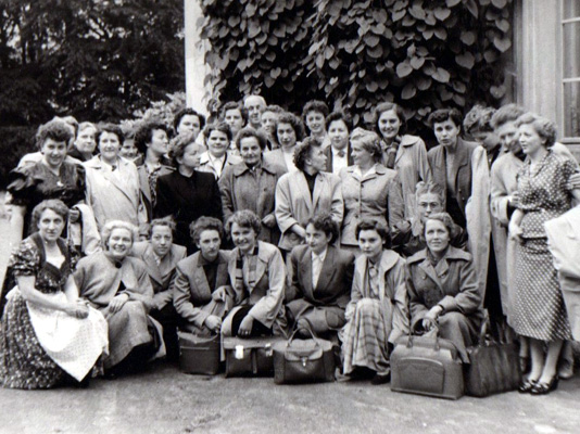 Hedwig Kurig organisierte in den 1950er Jahren einen Besuch der Arbeiterhochschule in Brüssel. Hedwig Kurig ist ganz rechts, die Frau mit dem Mantel über dem Arm