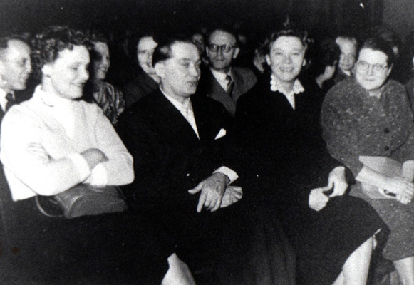Hedwig Kurig, die 3. von rechts auf diesem Foto, neben ihr Helene Wessel