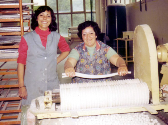 Frau Güven mit einer Arbeitskollegin bei Dr. C. Otto in Bochum-Dahlhausen, 1978