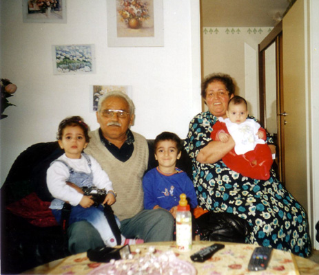 Frau Güven mit Ehemann und Enkelkindern