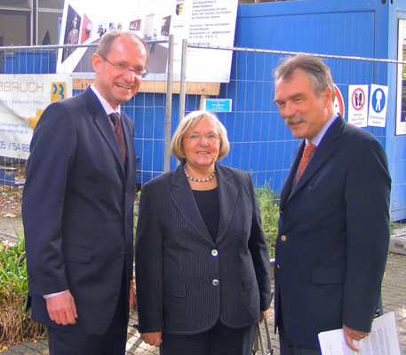 1. Spatenstich der Neuen Galerie im Rathauspark, 2008; Maria Seifert mit Bürgermeister Ulrich Roland (l.) und NRW-Kulturstaatssekretär Heinrich Grosse-Brockhoff